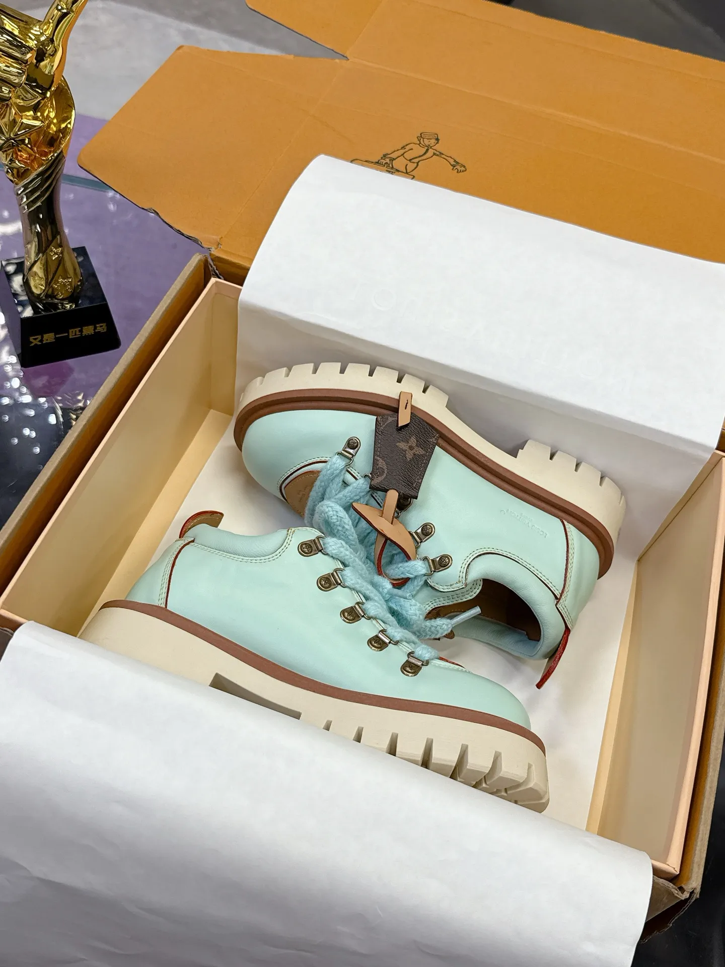 Factory price: 700💰 LV | Louis Vuitton 🧡💚2025 autumn and winter new style, top version ⚠️ The counter features the latest LV REMIX lace-up mountaineering derby shoes, new hard goods 🆕 ❥BS purchasing level! Full of high-end feel! A popular model among bloggers at home and abroad, it’s retro and fashionable, and looks stunning on your feet! Mainly recommended model on the official website★ ▪️Upper: top-quality first-layer cowhide ▪️Inner lining: imported sheepskin ▪️Outsole: original molded T men's shoes 💰U anti-slip outsole ▪️Sole height: 3.5cm ▪️Shoe size: Female 35-41 (41 customized, non-refundable) Male 39-45 (46 customized, non-refundable)